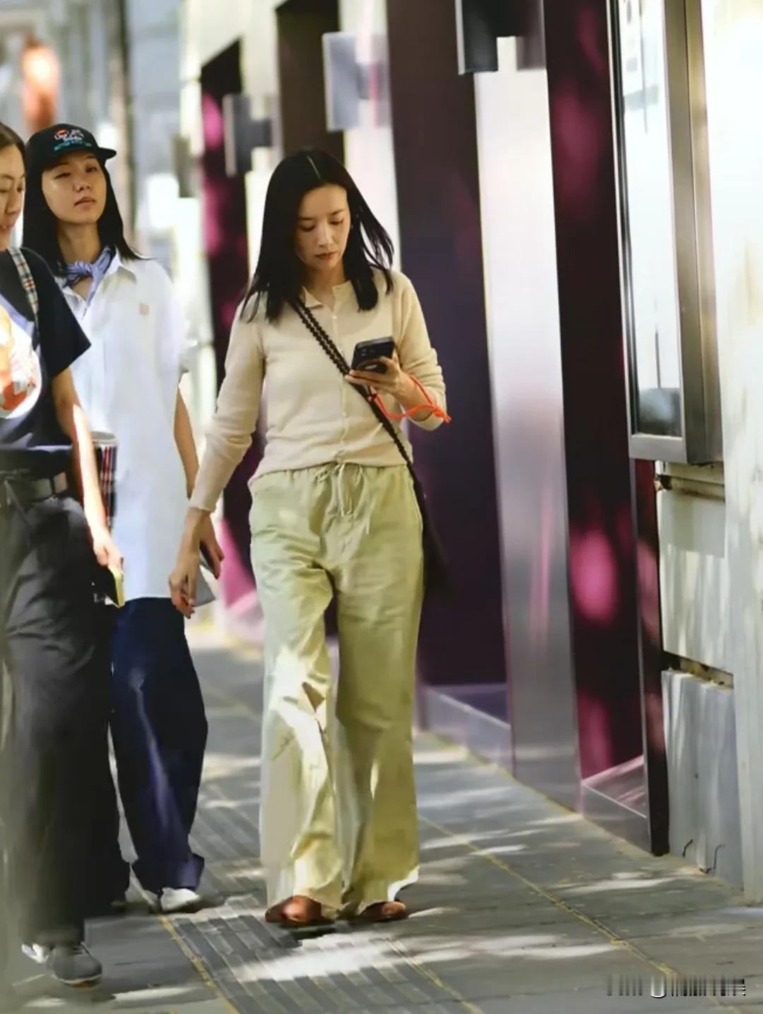终于能理解为啥大家都这么包容董洁了，她的外形真的是让人看起来好舒服的那种。董洁