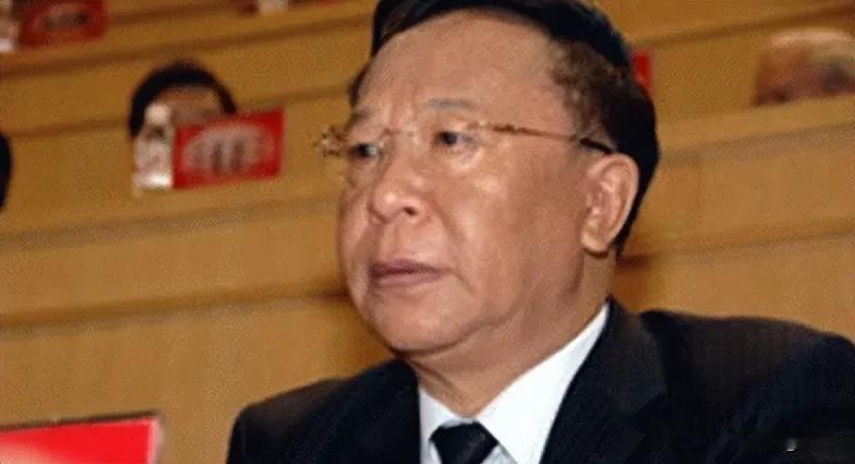 长春人还有人认识他吗？想当初这位高官正在长春市的吉隆坡大酒店里，向两位漂亮的小