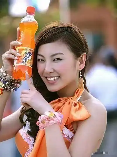 2006年周星驰张雨绮拍芬达广告，张雨绮确实看着哪里不一样了感觉现在的张雨绮更