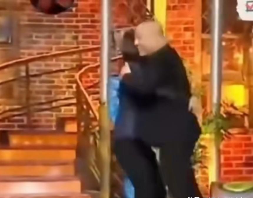 **20年前，她单手“拎起”郭德纲！那一幕，让无数人沉默。**镜头里，闫学