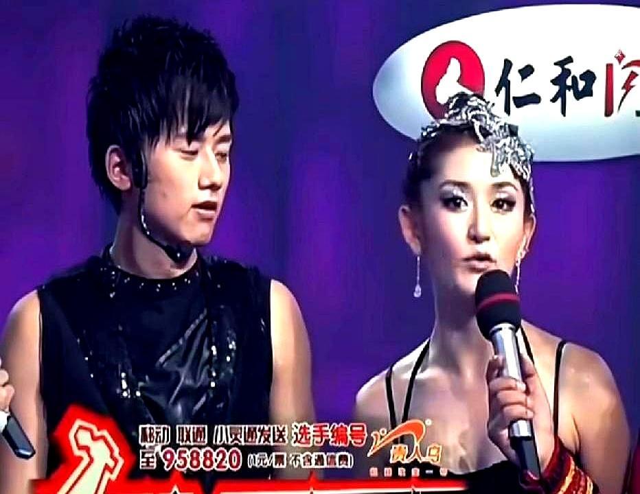 2007年，谢娜干了一件让台里领导集体冒冷汗的疯事。在快男四进三的直播现场