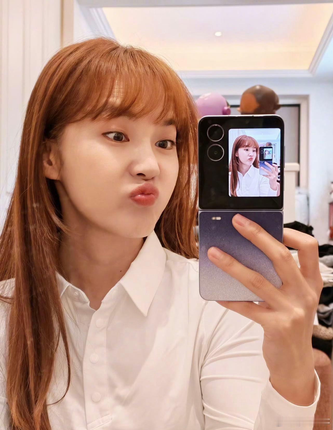 张佳宁那种天生的可爱，简直是无敌的治愈系，微微一笑，或者一个恰到好处的眼神，就能