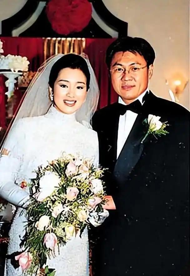 1996年2月，巩俐嫁给了香港商人黄和祥，婚礼上36岁的黄和祥满面春风，紧搂自己