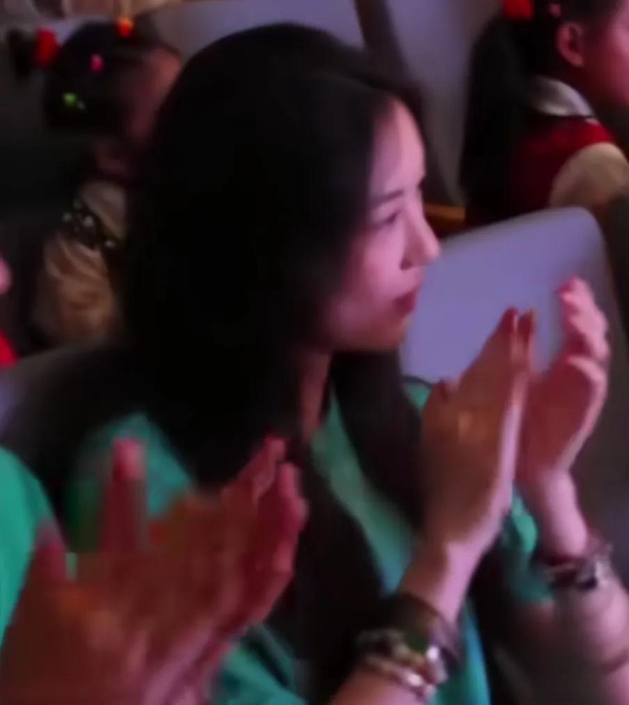 从一个兔唇小女孩，涅槃重生一个亭亭玉立的大美女，李嫣是幸运幸福的。也感叹日新月异
