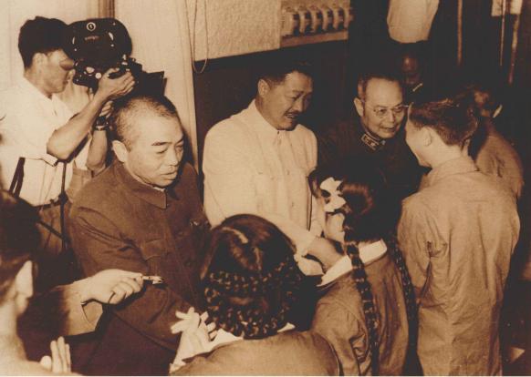 1959年，国务院副总理兼国防部长彭德怀从国外访问回来，按照规定在国外收的各种礼