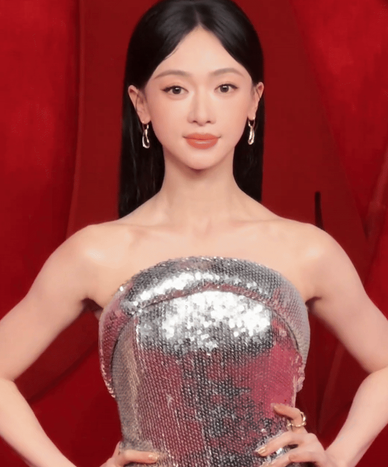 于正吴谨言又杀回来了吴谨言产后首次亮相时尚芭莎红毯，这状态也太好了吧，我盐姐