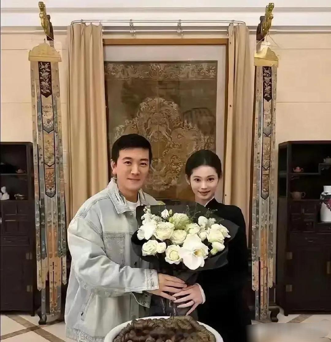 离‎‏开了黄圣依，杨子照样过得挺滋润，身边那﻿位美女颜值很⁠高，叫李隽子⁠。她是