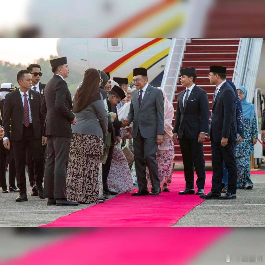 文莱王室🇧🇳8月21日，外交部长阿卜杜尔·马丁王子和王妃阿妮莎在机场欢迎马