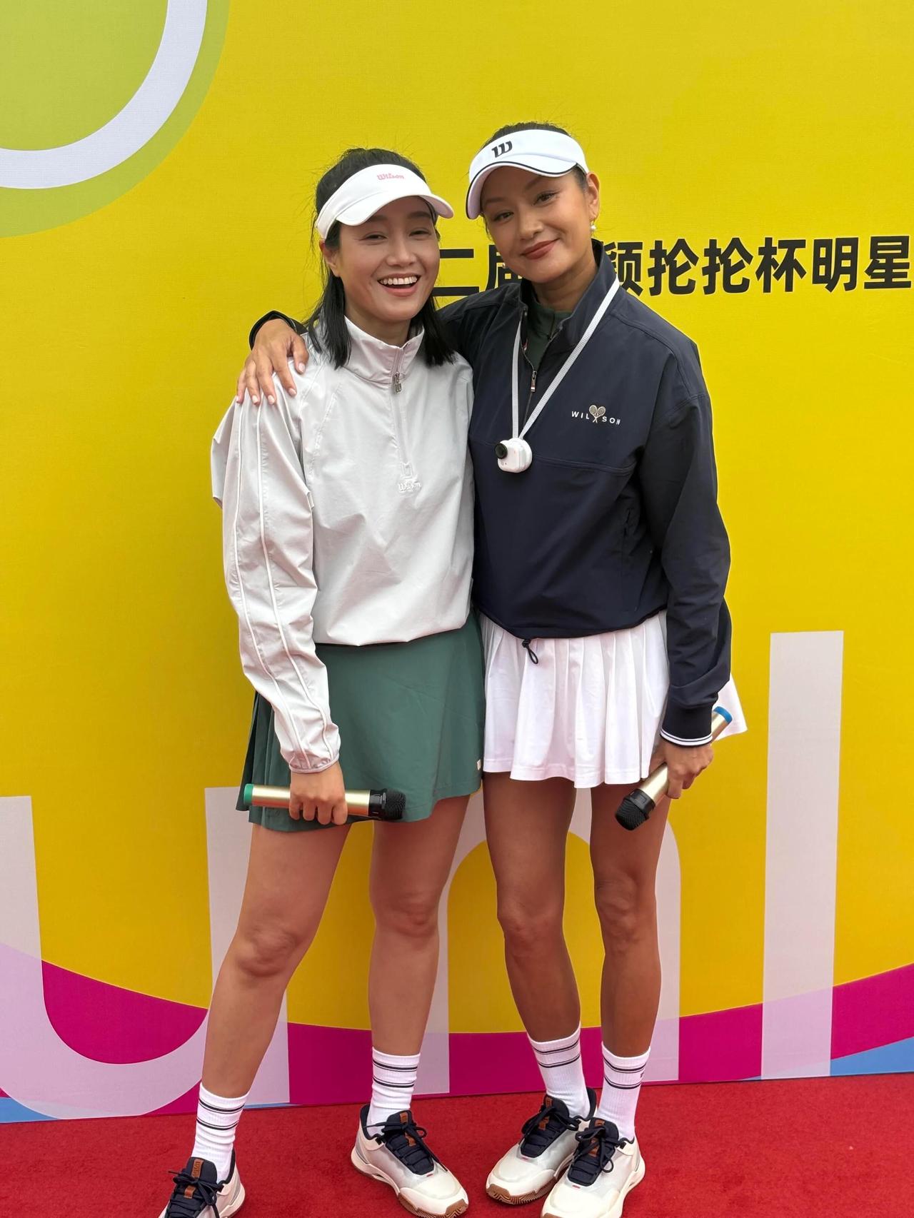瞿颖和主持人朱丹难得的同框，她们两个皮肤都比较黝黑，颜值上瞿颖没有朱丹丹高，但瞿