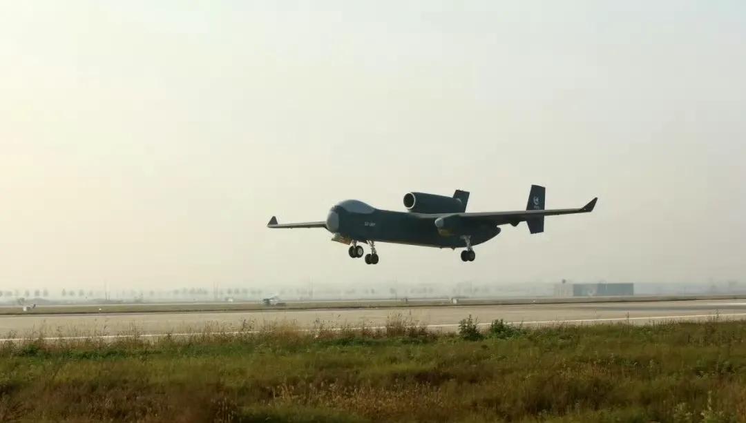 好消息，咱们的九天无人机成功首飞了，这算是全球唯一的无人轰炸机吧，更绝的是他不仅