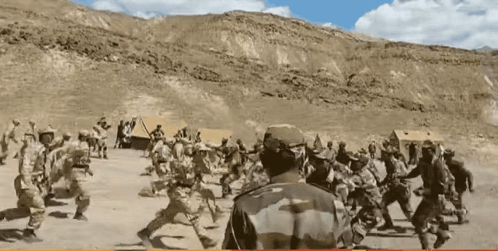 三哥陆军又玩出新花样：他们的士兵在训练的时候，会让一部分士兵穿上中国陆军的军服，