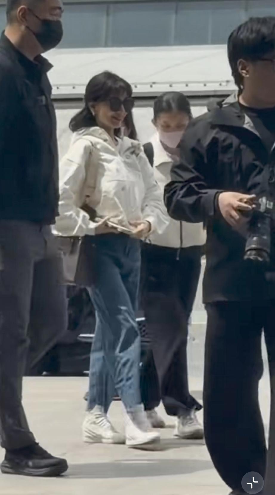 4月20日下午，赵雅芝从郑州飞到杭州，只有一名保镖和一名女助理陪同，她有点疲惫，