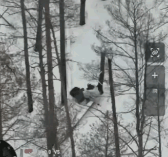 拉屎的俄军士兵被无人机击倒腚朝天！在白雪皑皑的乌东战场上，一名俄军士兵坐在一个