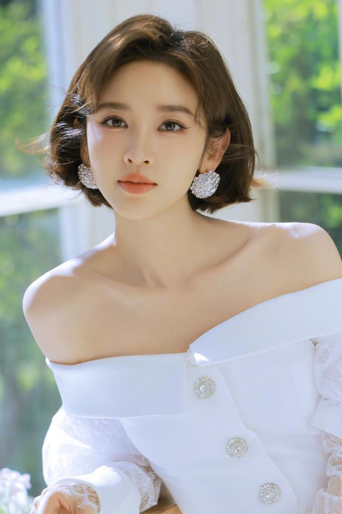 唐艺昕唐艺昕四公胆小鬼造型唐艺昕最适合女团妆的人来了小翅膀搭配白套装的胆小鬼造型