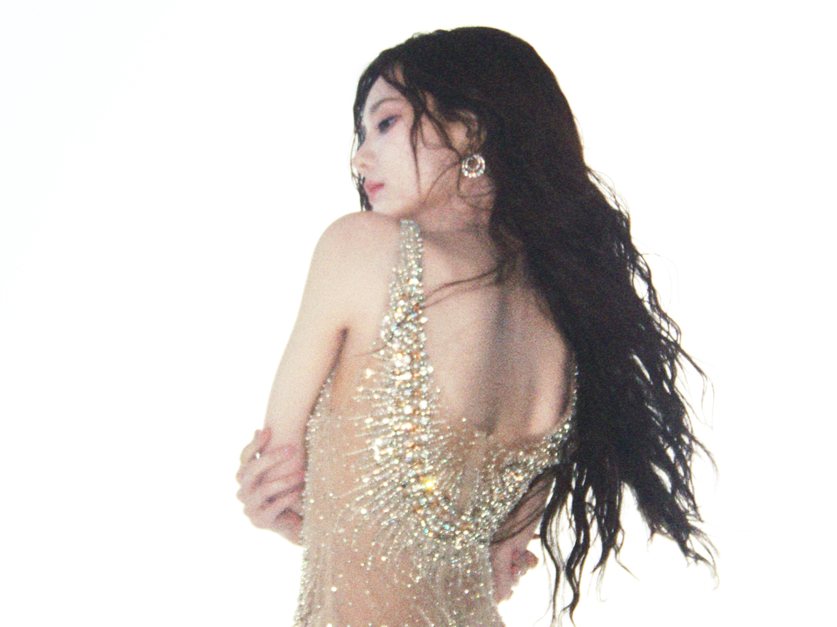 传下去李一桐上岸了李一桐身着GeorgesHobeika2025春夏高定，