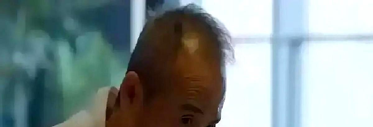 半夜三点半的深圳天还没亮完，万科创始人王石先在个人社交账号晒出一张空院子配文“等