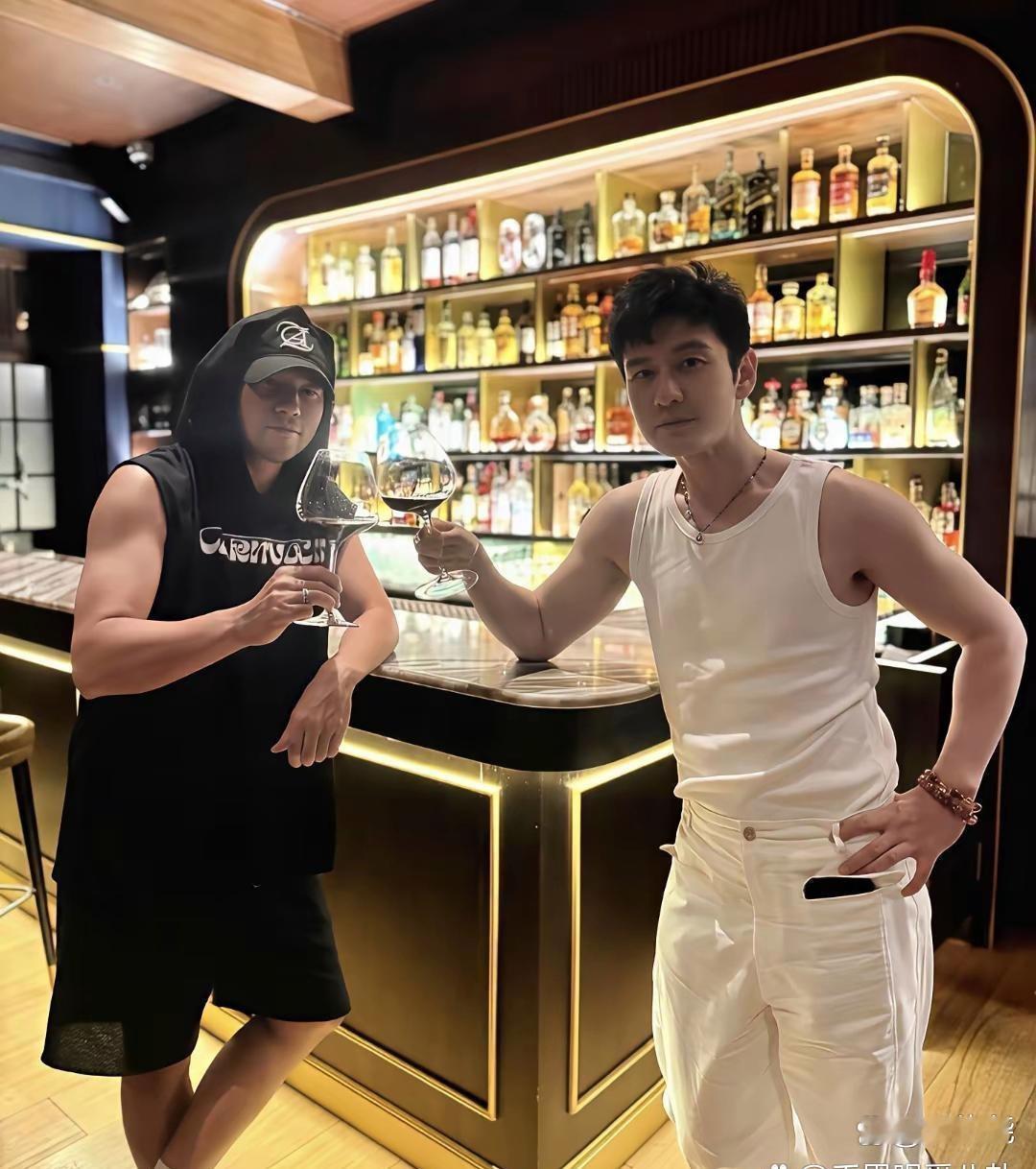 周杰伦黄晓明泰国酒吧聚会，黄晓明自律健身，两个人状态都挺好