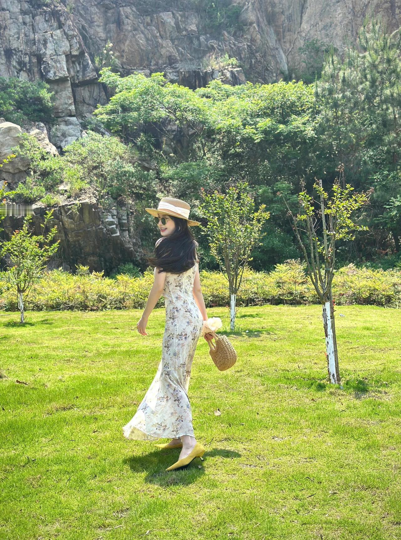 夏日花田漫步优雅与自然共舞淑女独自把景观丽影吊带裙穿搭