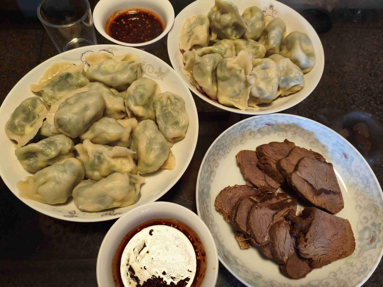 今天星期天，厨房还归老张管，老张说今天吃饺子，我就不能坐等开饭，要和老张一起包饺