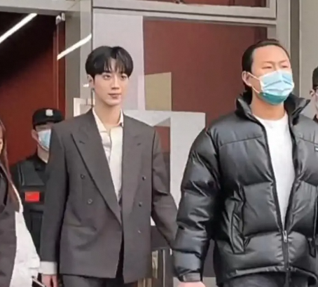 赖冠霖执行导演新短剧开机，从偶像到导演的转型之路
