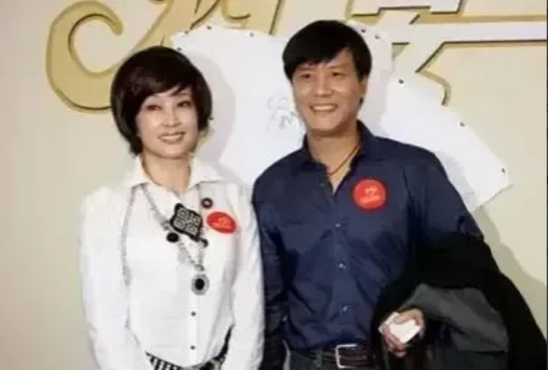 2005年，刘晓庆的3婚丈夫阿峰提出了离婚，刘晓庆大吃一惊:“你不爱我了吗？”阿