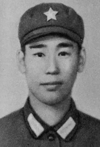 1979年2月，姜利民摸到了越军阵地，越军没有发现他，谁知他突然打开手电筒，越军