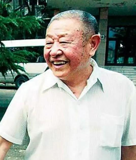 1976年，一中年男子穿着条裤衩冲进中南海大喊道：“我要见毛主席！”谁也没想到，