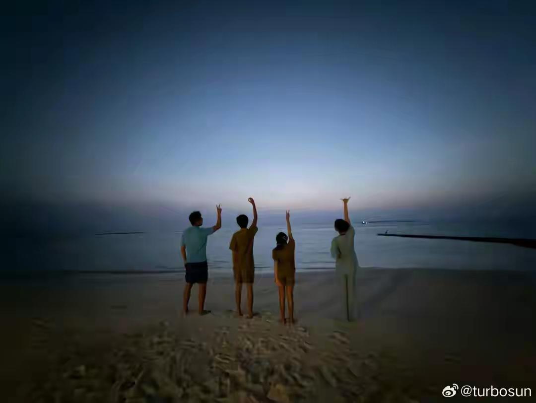 3月3日，孙俪在社交平台分享一家四口的背影照，一家人在海边的沙滩上合影，并且都是