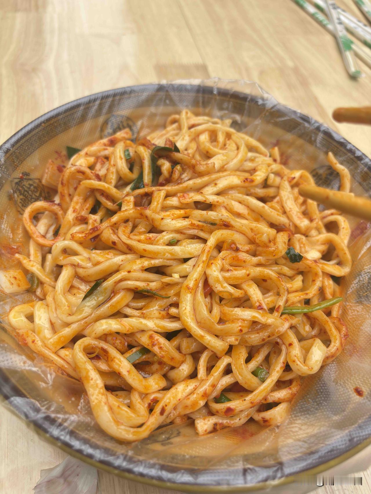 今天中午在西安凤锦路地摊上吃的面食，来自宝鸡风味的削筋面，味道还可以，大碗12元