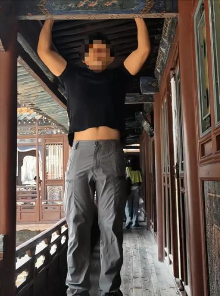 悬空寺那根横梁，已经1500岁了，它扛得住风吹日晒，扛得住地震山洪，甚至扛过了北