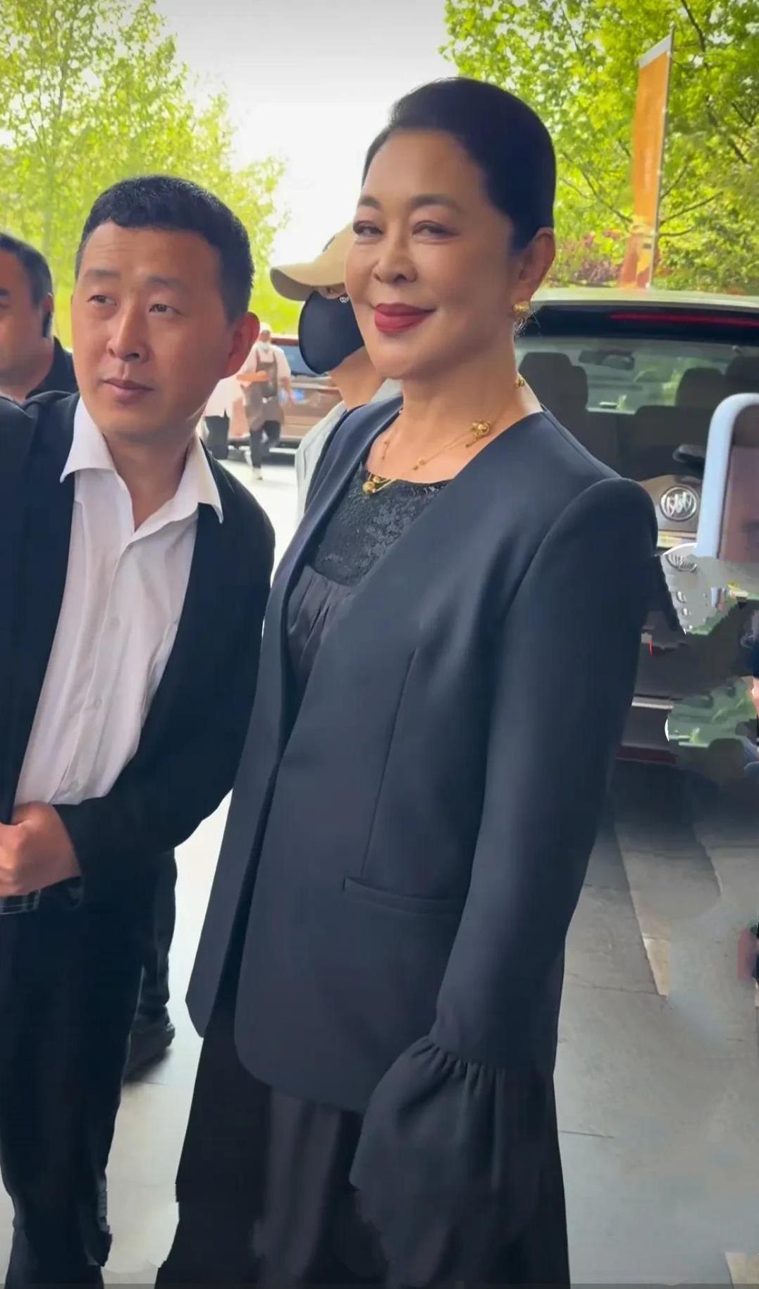 倪萍这眼神太亮了，前段时间回山东老家参加活动的倪萍被很多人围观，看来，回到老家很