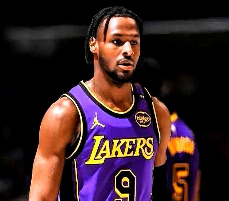 布朗尼第一次湖人首发，没给老爹詹姆斯丢脸。对阵雄鹿那场，他主防利拉德，首节就掐得