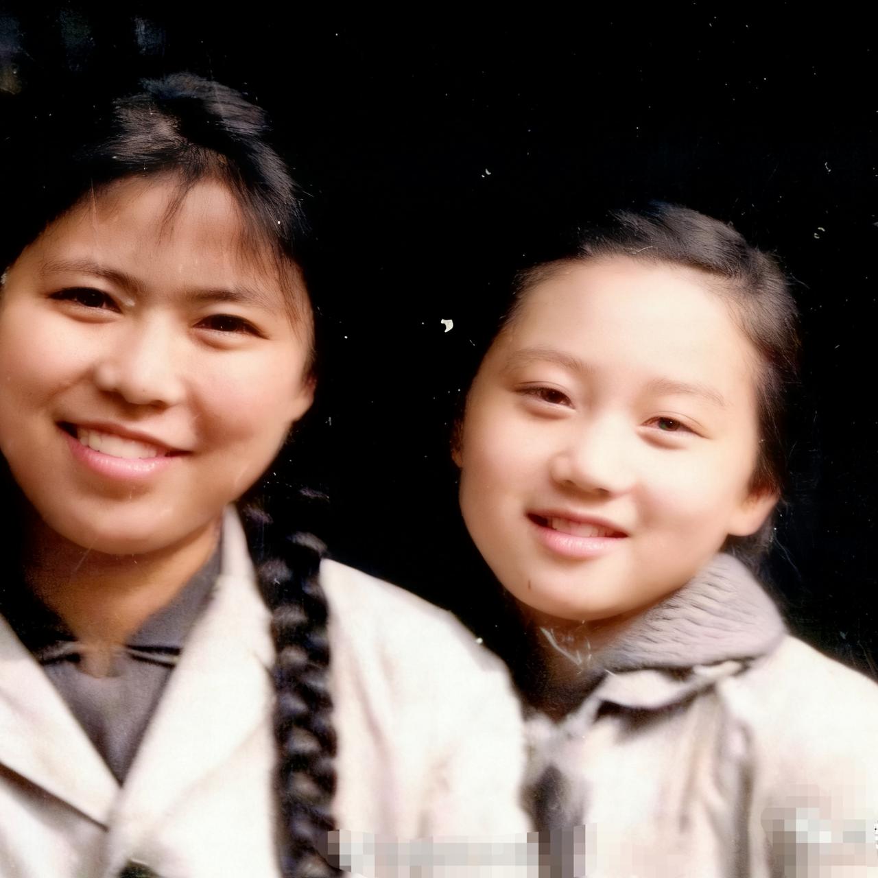 70年代，利智和亲属的一张合影，那时候的她还没有出道，模样非常青涩可爱，谁能想到