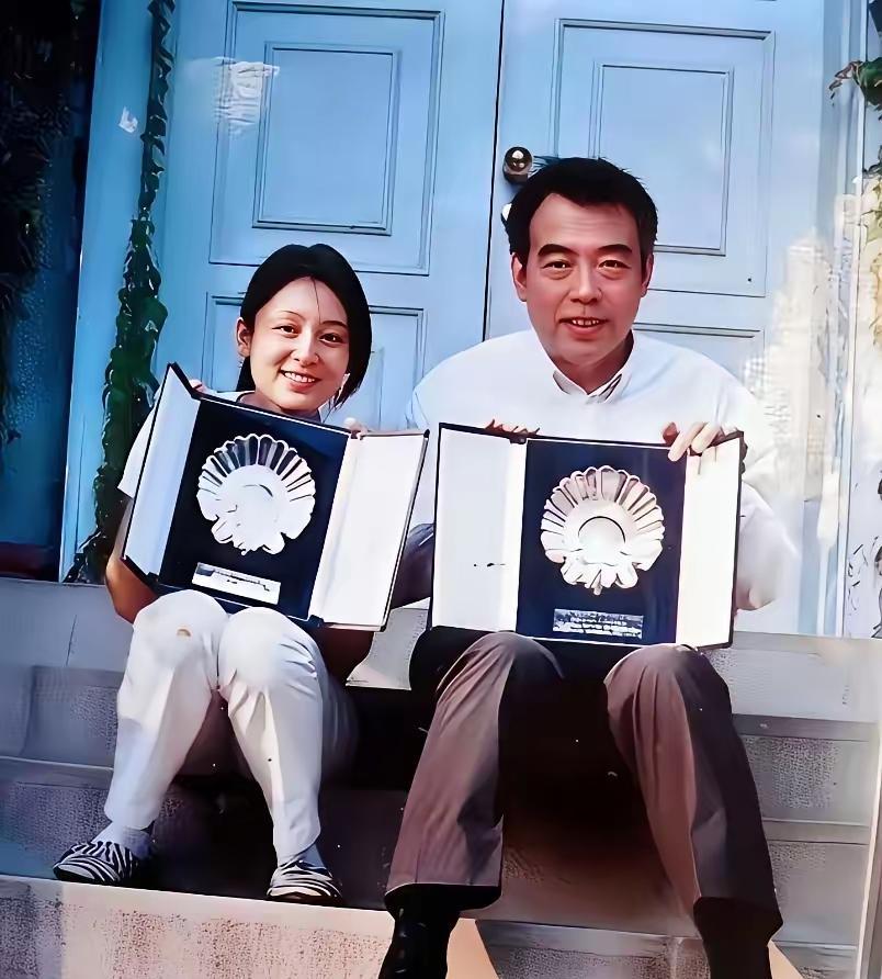 1994年记者按下快门时，陈凯歌的手自然地环在陈红腰间——这个姿势，他们保持了2