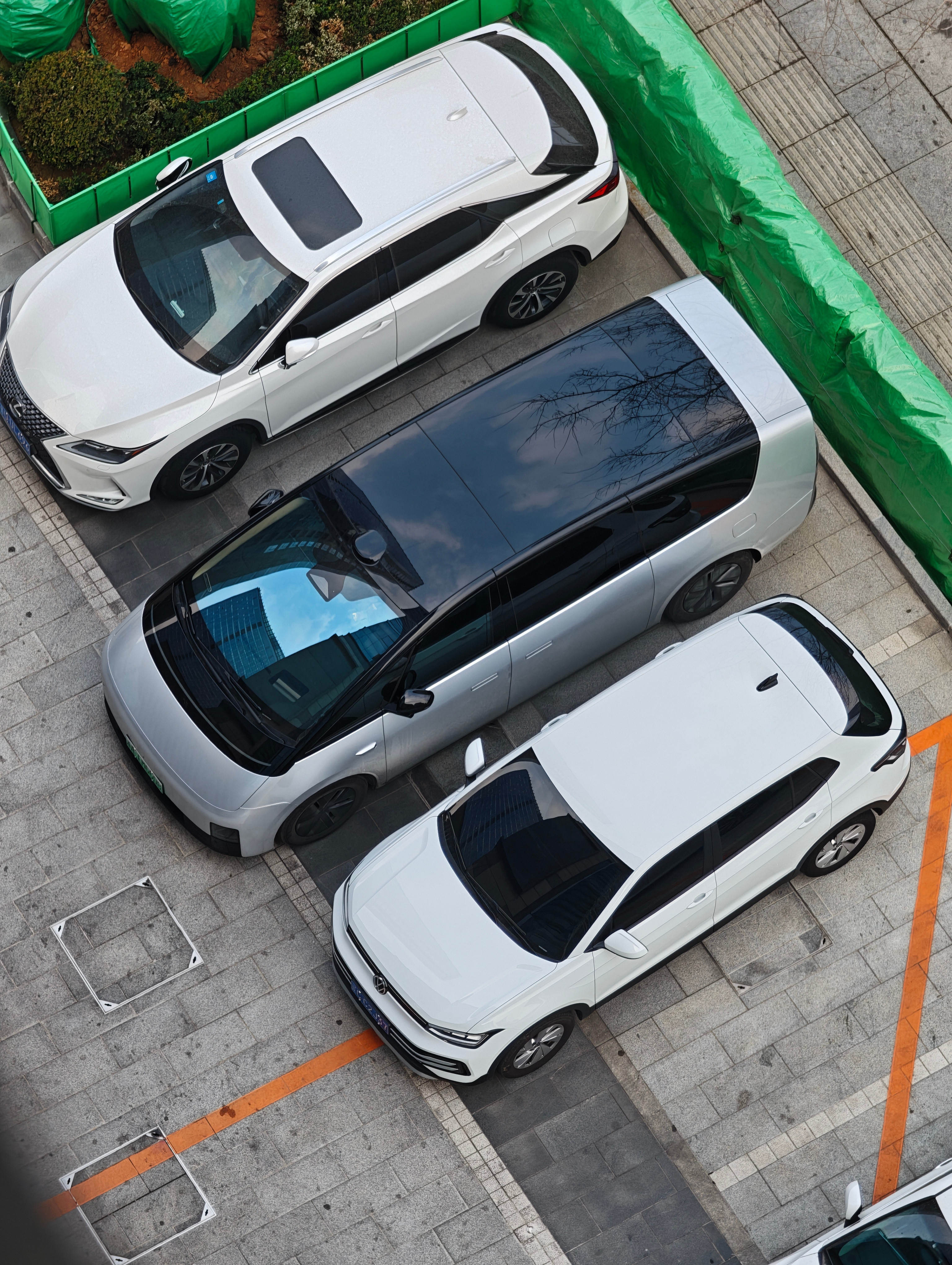 楼上俯视MEGA这个角度更梦幻了，和其它车辆完全不是一个时代