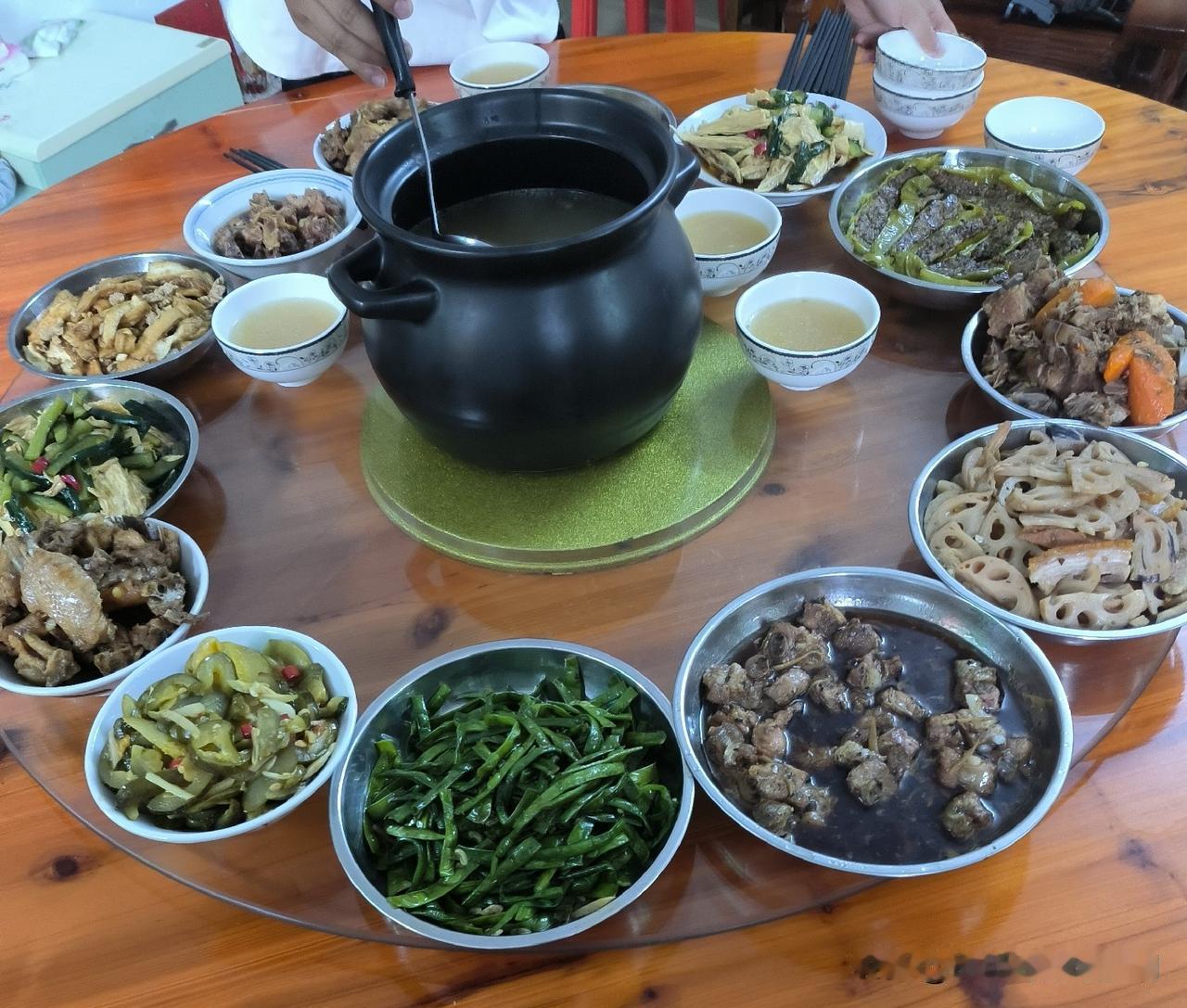 中秋，从广州回到老家，总有不少亲戚朋友来串门。有一位亲戚，55岁，有两个女儿