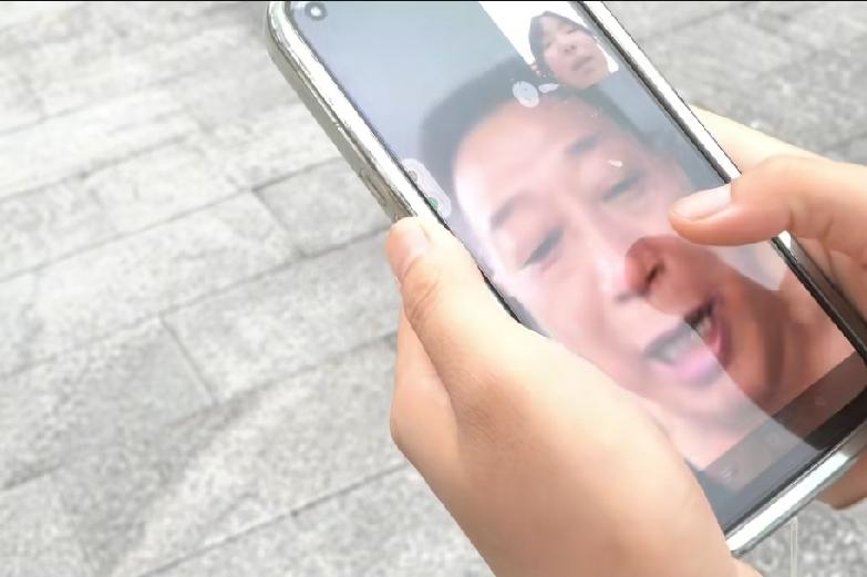 女孩在视频中，将刚查到的高考分数，告诉给爸爸，爸爸的一句话，听着让人泪目了。