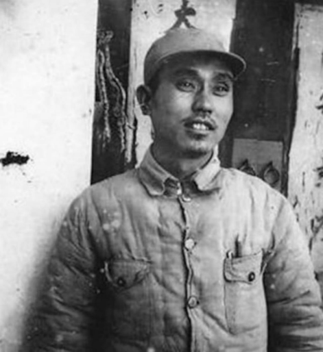 1947年，31岁的新5师师长周志坚和19岁的护士矫明结婚。新婚之夜，新郎周志坚