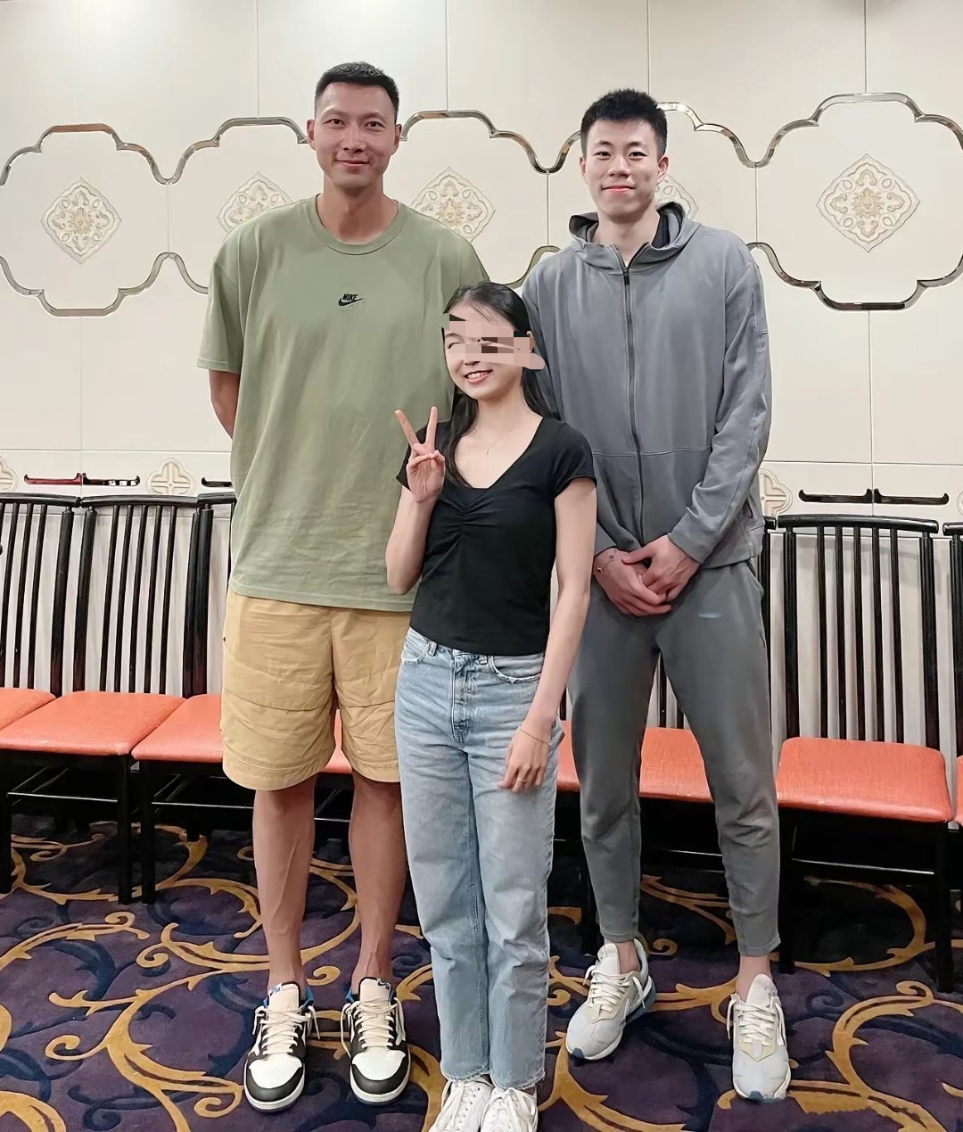 易建联有2米1多，前面这位女孩子至少也有1米8吧​​​