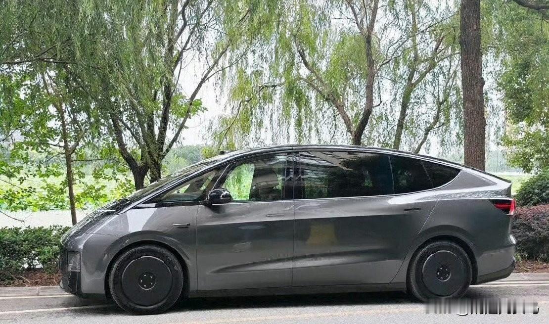 看一个人的实力，一是看他跟谁玩，二是看他住在哪。车子，现在没法看了，一是很多