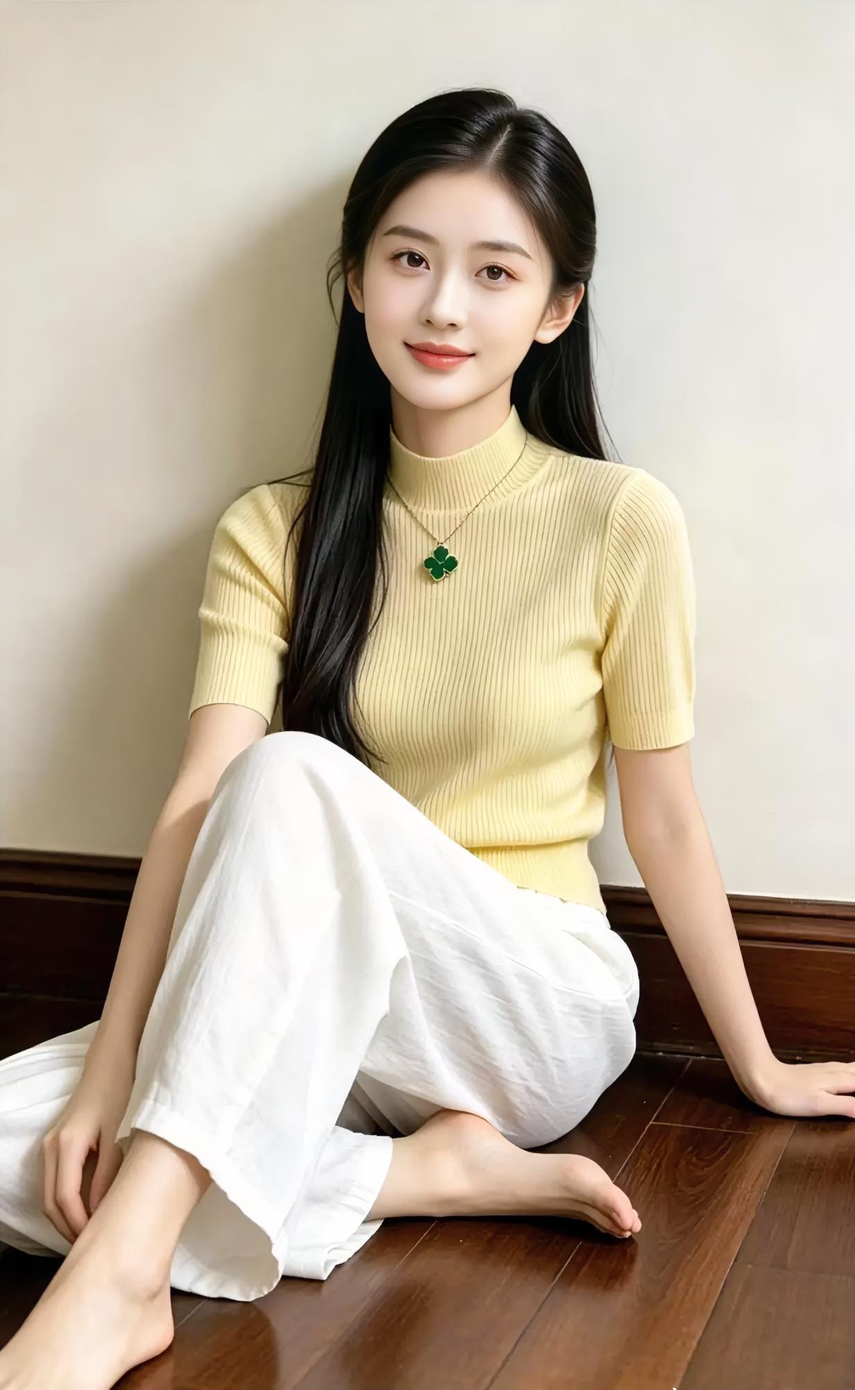 暖黄轻裹着安静，白裤垂落如云。你坐在木地板上，背靠一墙柔光。四叶
