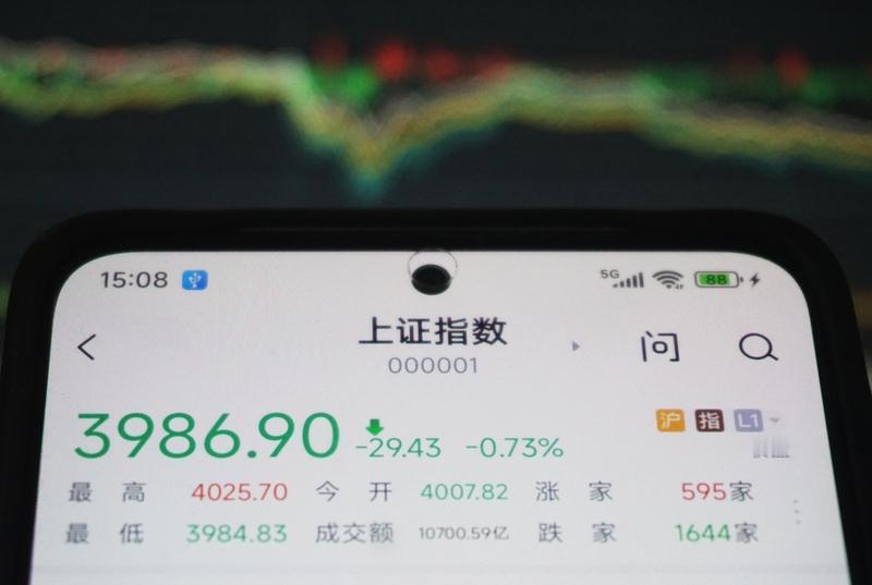 A股突发跳水！4000股飘绿，是该割肉还是抄底？家人们，今天的A股是不是让