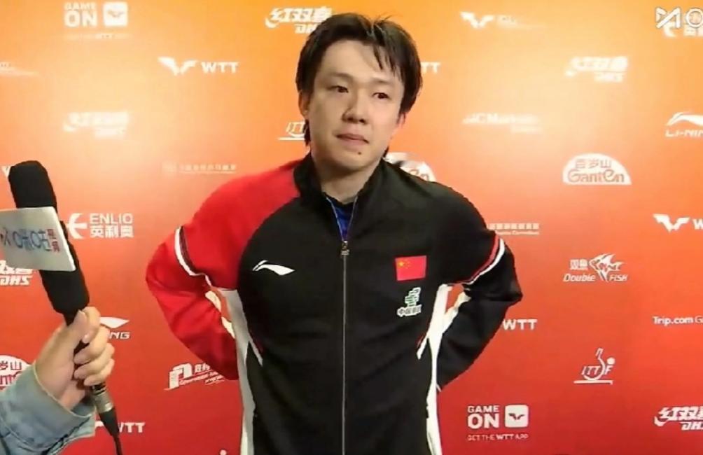 王楚钦回酒店休息，王励勤、王皓、肖战和队医不放心随着他到酒店。记者采访时他眼睛红