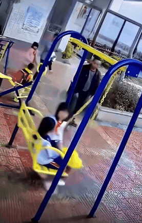 禽兽啊！看得我肺都要气炸了！光天化日之下，两个小女孩坐在摇摇椅上玩耍。这时，突