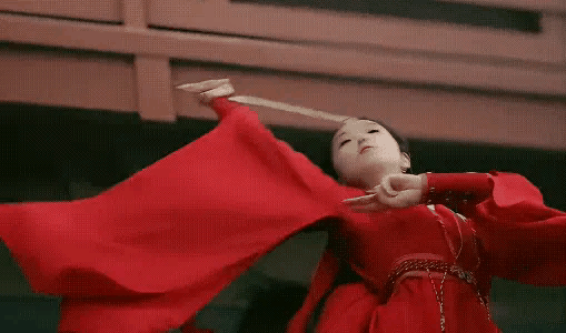 《山河枕》大结局：戍边三年期满，卫韫终于回来了，楚瑜一身红衣城门上舞剑迎接卫韫，