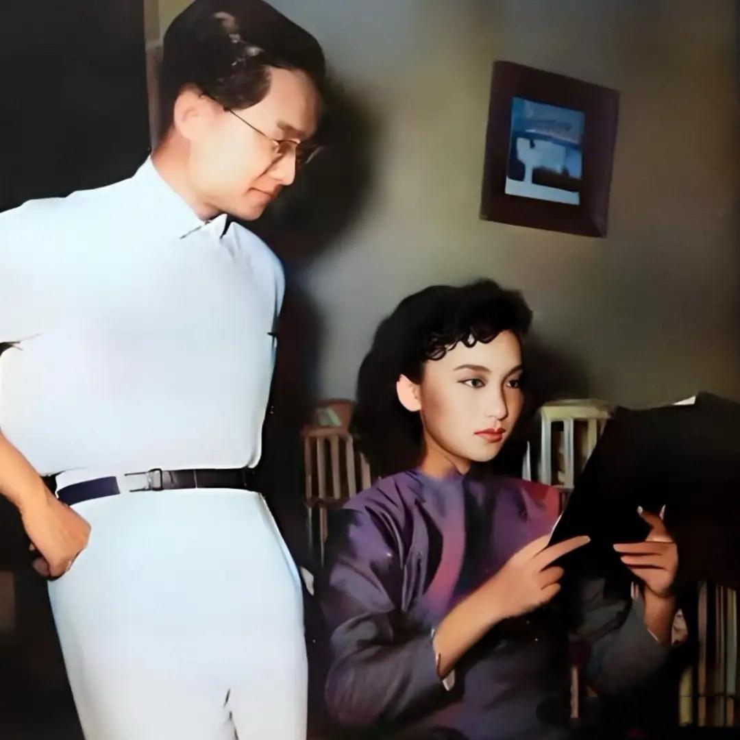 1954年，金庸与心中女神夏梦共事时的一张合影，镜头中的金庸站在夏梦身边，夏梦则
