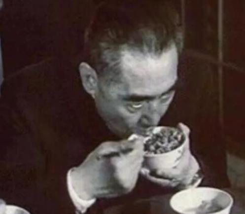 1954年，副省长方志纯进京开会，散会后周总理请大家吃饭。他满以为能吃顿好的，谁