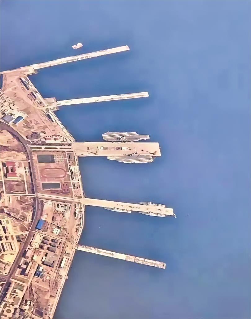 这是中国海军青岛某港口，北依大山、南临黄海，是我国首座专用的航母母港，也是亚洲顶