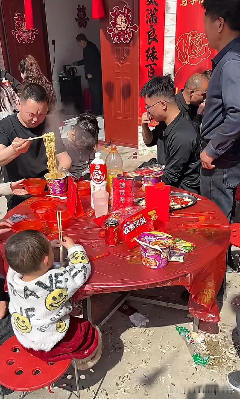 真有结婚席就吃泡面!这婚礼也太“接地气”了吧！刷到这段视频，我直接看愣了
