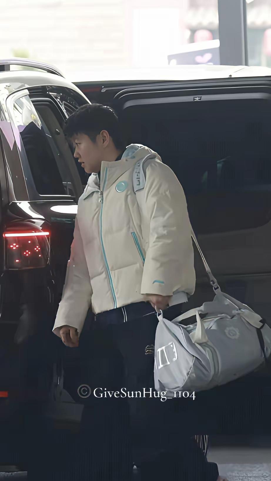 重庆20多度，孙颖莎穿着羽绒服训练，不是作秀，是顶级运动员的生存法则。比赛刚结